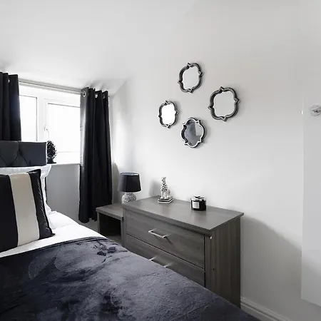 Chic Retreat Coastal Town Sleeps 4 *