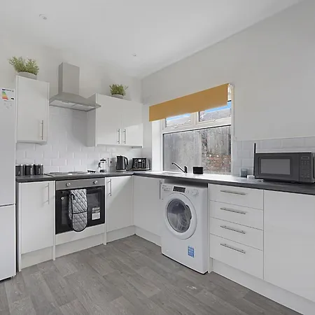 Chic Retreat Coastal Town Sleeps 4