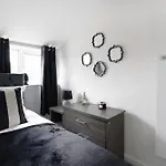 Chic Retreat Coastal Town Sleeps 4 *
