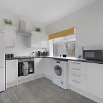 Chic Retreat Coastal Town Sleeps 4