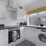Chic Retreat Coastal Town Sleeps 4 Vakantiehuis *