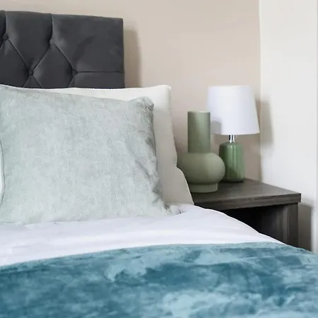 Chic Retreat Coastal Town Sleeps 4 *